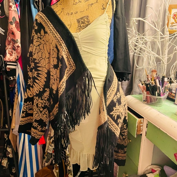 Light hazel dress comes w/ blk n gold poncho and blk boots. - Picture 2 of 3